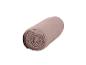 Un rouleau de linge de lit rose.