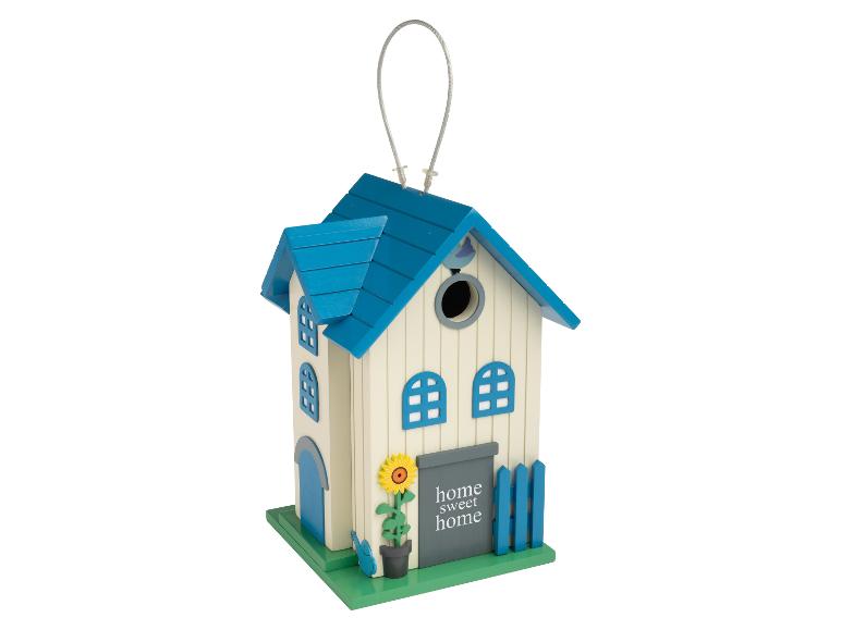Nichoir en bois avec toit bleu, fenêtres et l'inscription 'home sweet home'.