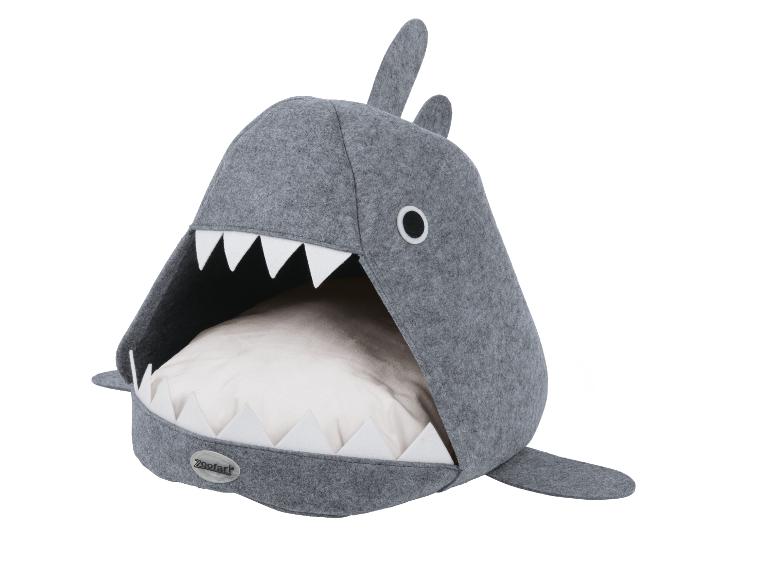 Lit pour animaux de compagnie en forme de requin gris avec une bouche ouverte et un coussin blanc.