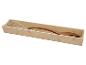 Plateau en bambou avec un fouet et une spatule en bois.