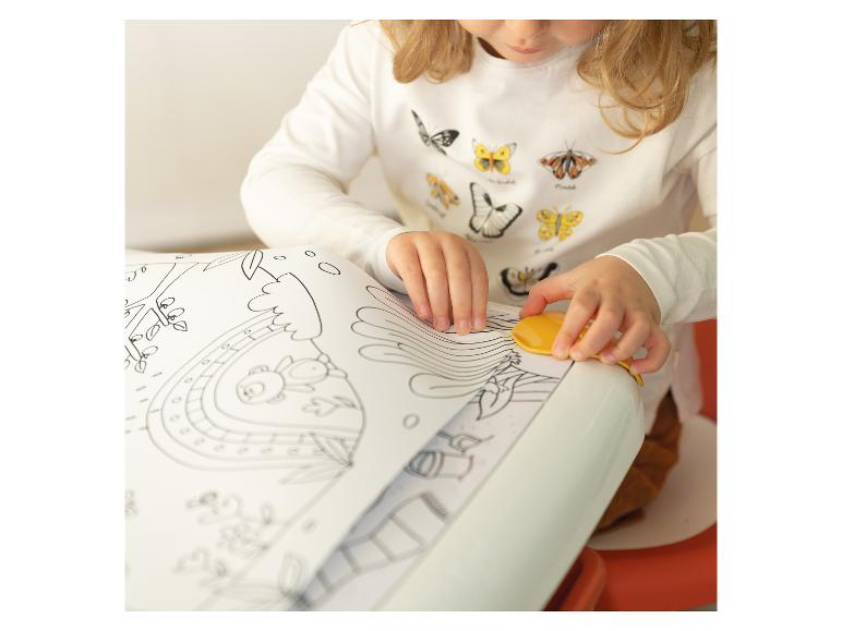 Enfant coloriant un livre de coloriage avec des dessins sur un rouleau de papier.