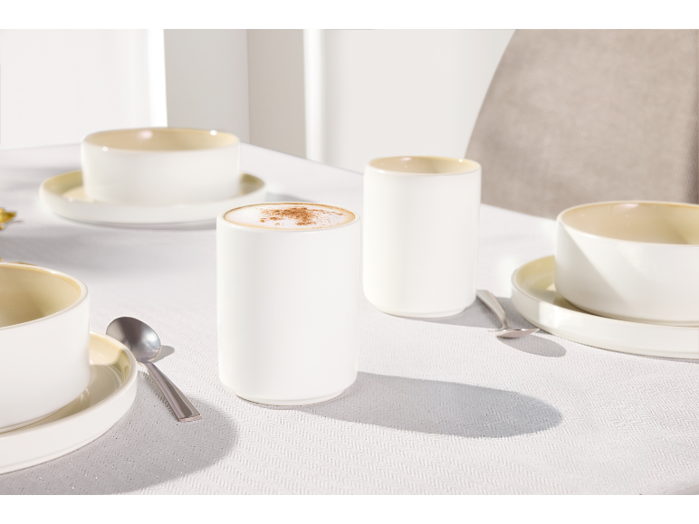 Élégant service de table en céramique blanche avec tasses et bols sur une nappe blanche