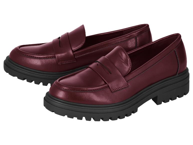 Mocassins bordeaux pour femmes avec une semelle épaisse et crantée.