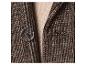 Veste en tweed marron avec un bouton et une boutonnière.