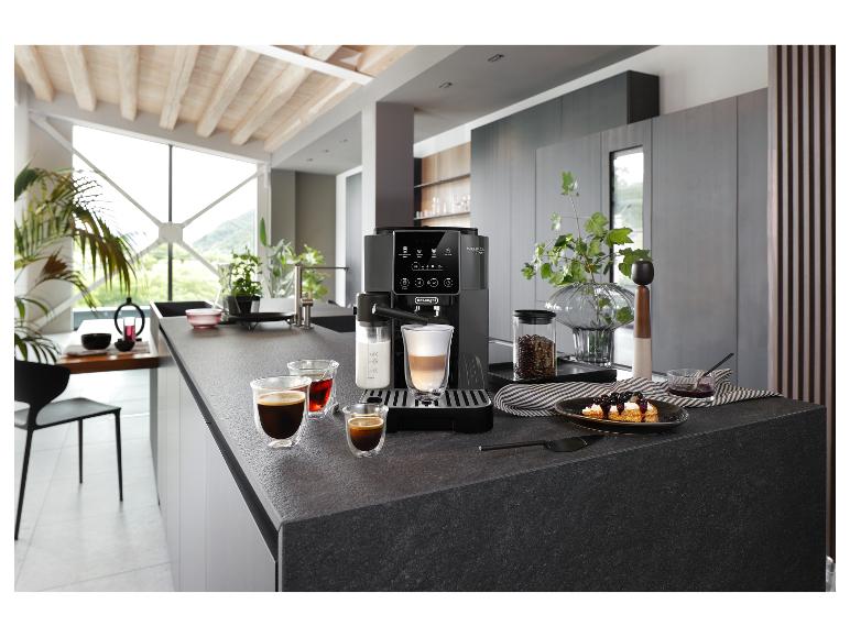 Machine à café De'Longhi Magnifica Start dans une cuisine moderne avec cafés et pâtisseries.