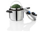 Une cocotte-minute en acier inoxydable avec un panier vapeur et des brocolis.
