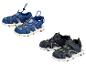 Deux paires de sandales pour enfants: bleues avec des accents orange et bleu foncé avec des accents verts.