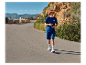 Homme portant une tenue de sport Red Bull : t-shirt, short et chaussettes.