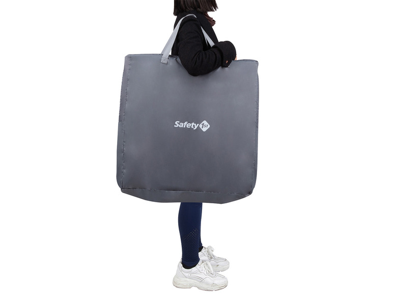 Une femme porte un sac gris de Safety 1st.
