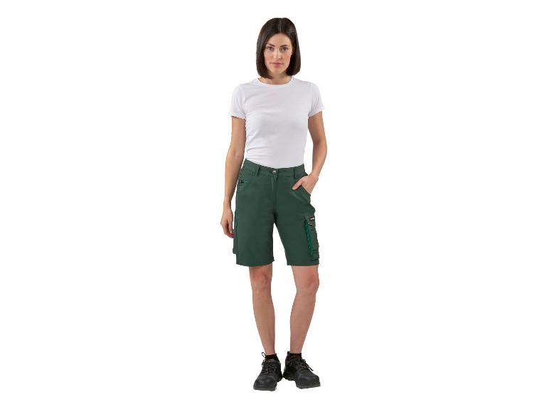 Femme portant un t-shirt blanc et un short de travail vert.