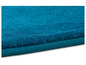 Un tapis de couleur turquoise, tissé serré, avec un bord ourlé.