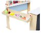 Magasin de jouets en bois avec étal de fruits et légumes: poire, citron, pastèque et carottes.