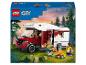 Boîte LEGO City avec un camping-car rouge et blanc, une famille et un feu de camp.