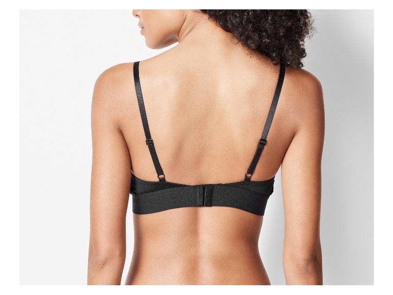 Un soutien-gorge noir avec des bretelles larges
