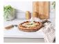 Une pizza sur une planche à découper en bois avec un couteau à pizza.