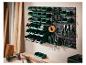 Rangement d'outils : bacs et panneau perforé pour vis, tournevis, pinces et perceuse Bosch.