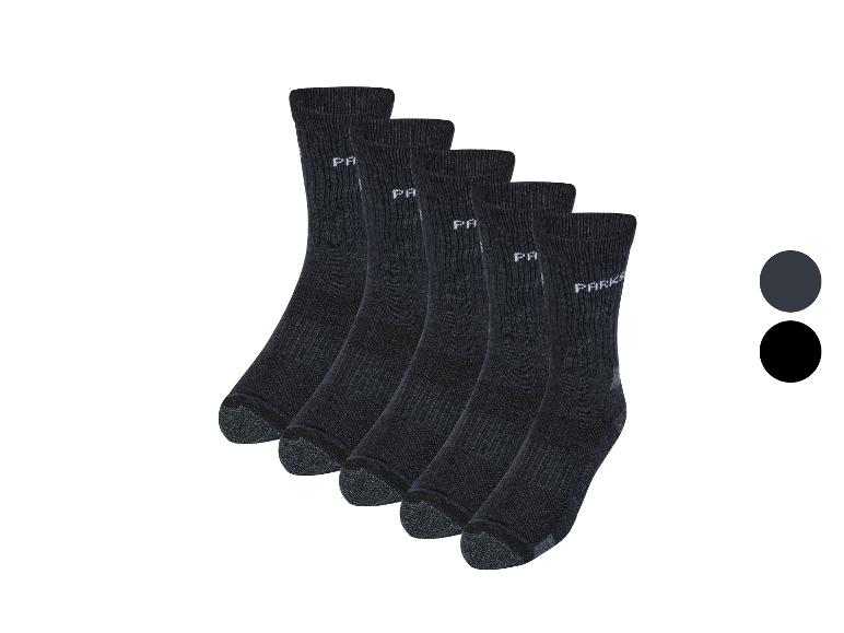 Un paquet de cinq chaussettes noires avec le logo Parks, à côté d'échantillons de couleurs.
