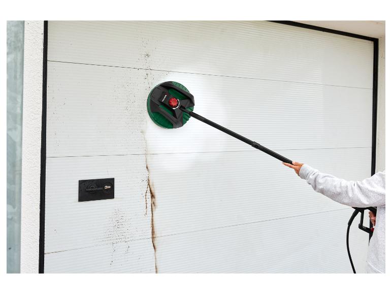 Personne nettoyant une porte de garage blanche sale avec un nettoyeur de surface Parkside.