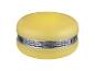 Enceinte ronde jaune avec une grille argentée au centre.