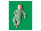 Bébé allongé sur un fond vert, portant une grenouillère verte à motif dinosaure.