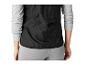 Veste noire et leggings gris pour le sport.
