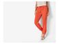 Pantalon ample orange et sandales : style décontracté.