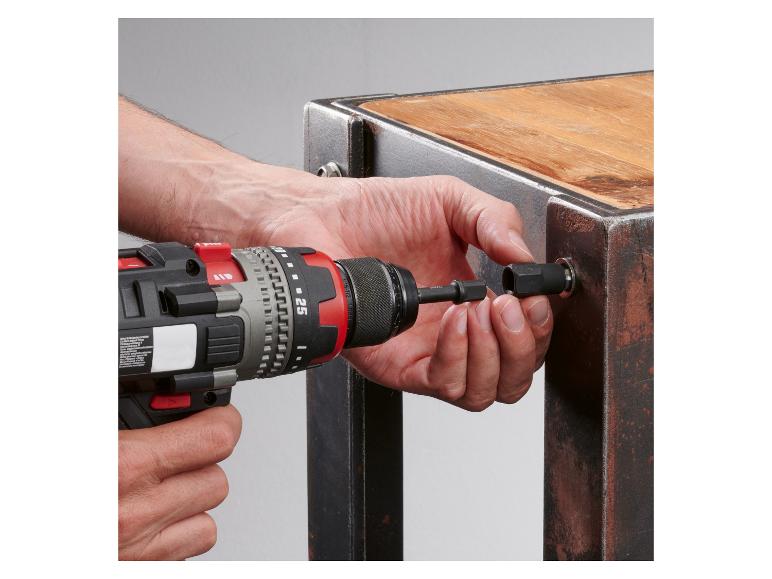 Assemblage de meuble avec visseuse et embouts.