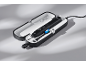 Brosse à dents électrique noire dans un étui de voyage rechargeable, avec tête bleue