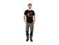 Homme en t-shirt noir avec texte 'YOU GOT THIS!' et graphique de perceuse, et pantalon de travail gris.