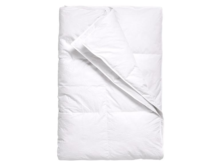Couette blanche pliée avec un pli diagonal