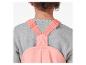 Un imperméable rose avec des bretelles pour enfants.