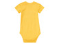 Un body bébé jaune à manches courtes.