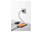 Un smartphone est chargé avec un chargeur TRONIC.