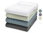 Pile de draps-housses blancs, vert clair, bleus et gris avec des échantillons de couleur.