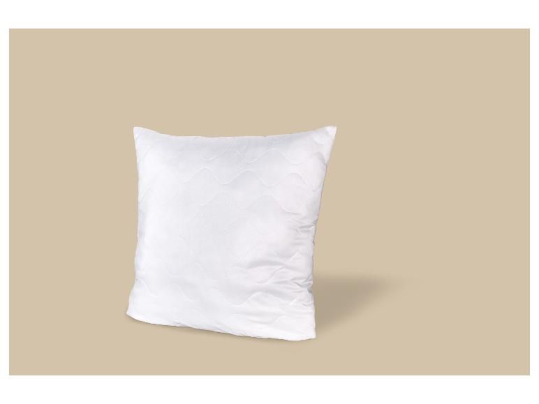 Oreiller blanc lavable LIVARNO® 60 x 60 cm avec motif ondulé.