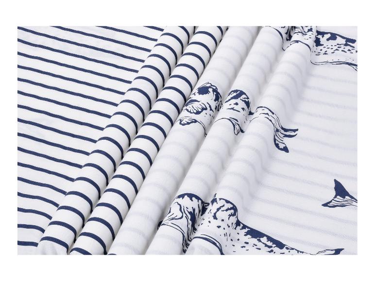 Linge de lit blanc à rayures bleu marine et imprimés de baleines.