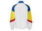 Veste blanche avec des détails bleus, jaunes et rouges.