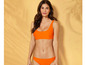 Une femme en bikini orange.