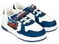 Paire de baskets blanches et bleues pour enfants avec un graphique de voiture de dessin animé et le texte 'Lightning McQueen'.