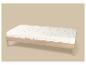 Lit simple en bois avec matelas blanc à motif de libellules bleues.