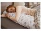 Femme dormant confortablement sur un oreiller de corps LIVARNO® à motif floral.