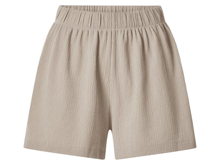 Shorts beiges avec taille élastique et texture froissée.