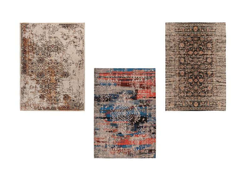Trois tapis avec des motifs vintage en beige, bleu et gris foncé.
