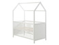 Un lit bébé en bois blanc avec un toit en forme de maison.