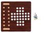 Un plateau de jeu en bois avec des cercles blancs et beiges et des pions de jeu colorés