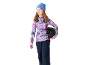 Fille en haut de ski à motifs, pantalon de ski bleu et bonnet bleu, tenant un casque.