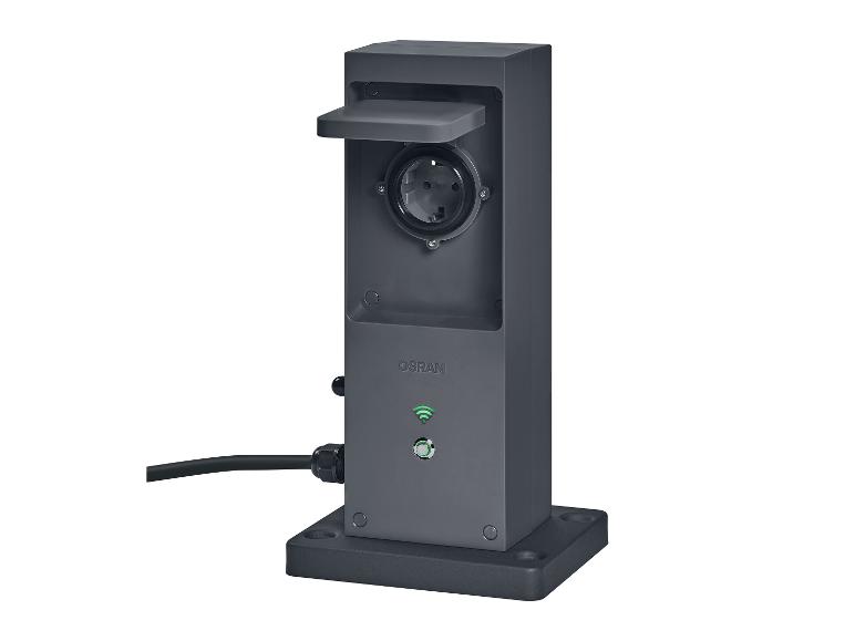 Borne de prise extérieure gris foncé avec un clapet ouvert, une prise de courant et une icône wifi verte.