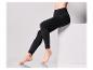 Une femme porte un legging noir.