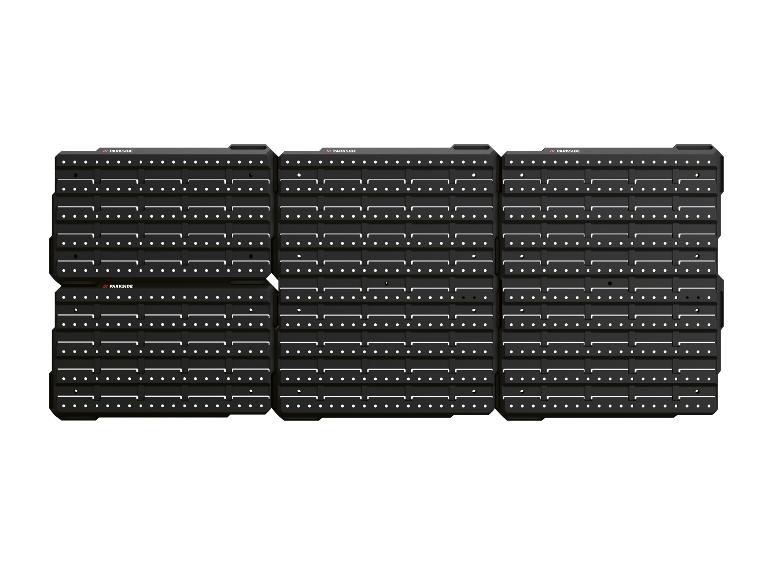 Trois panneaux perforés noirs Parkside pour le rangement d'outils, avec des trous et des fentes blancs.