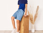 Un garçon portant un t-shirt bleu et un short bleu.